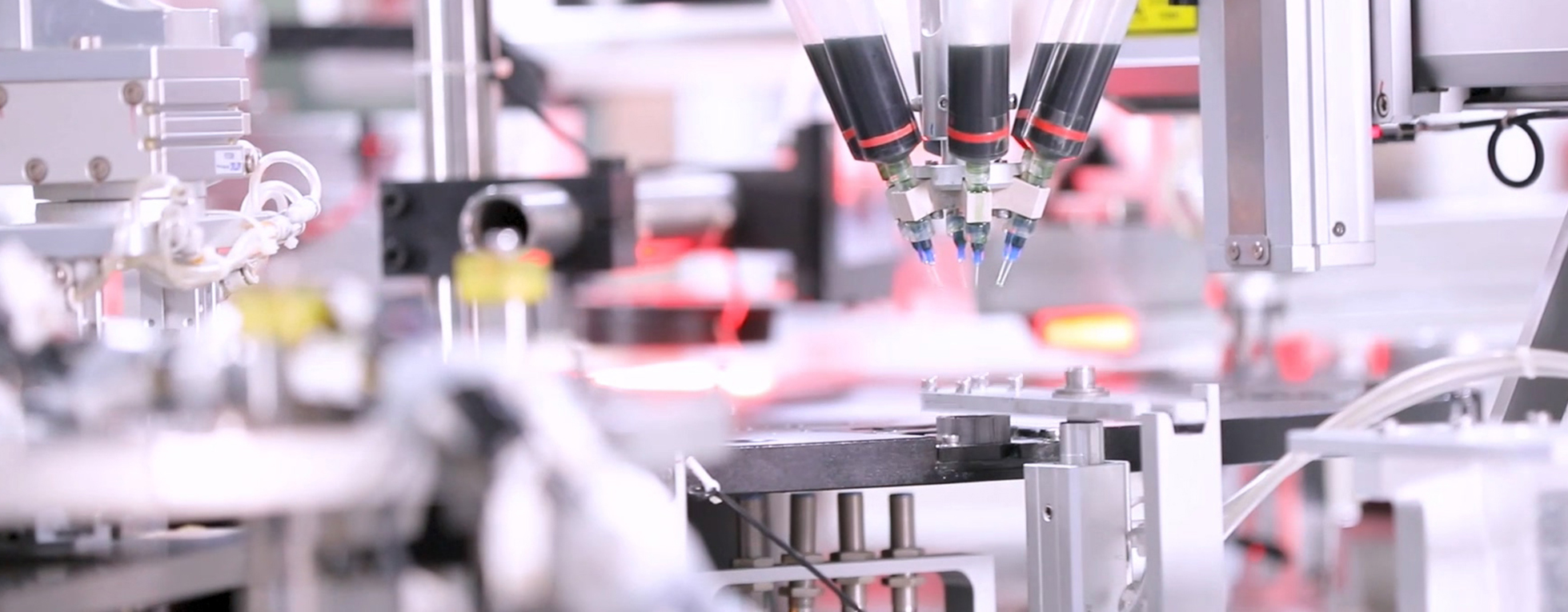 磁組件是磁性材料（釹鐵硼、釤鈷等）與金屬、非金屬等材料通過粘接、注塑等工藝裝配而成的組合件，如：EPS上轉子、風電磁極、電機定轉子、直線電機組件、傳感器等。磁組件產品是大地熊向磁性材料下游產業(yè)鏈的延伸，為客戶減少裝配時間和制造成本。